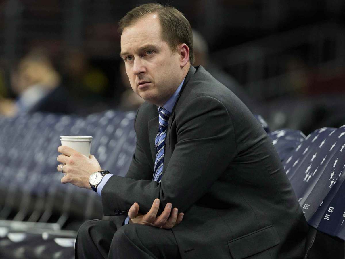 sam-hinkie-76ers-bench.jpg